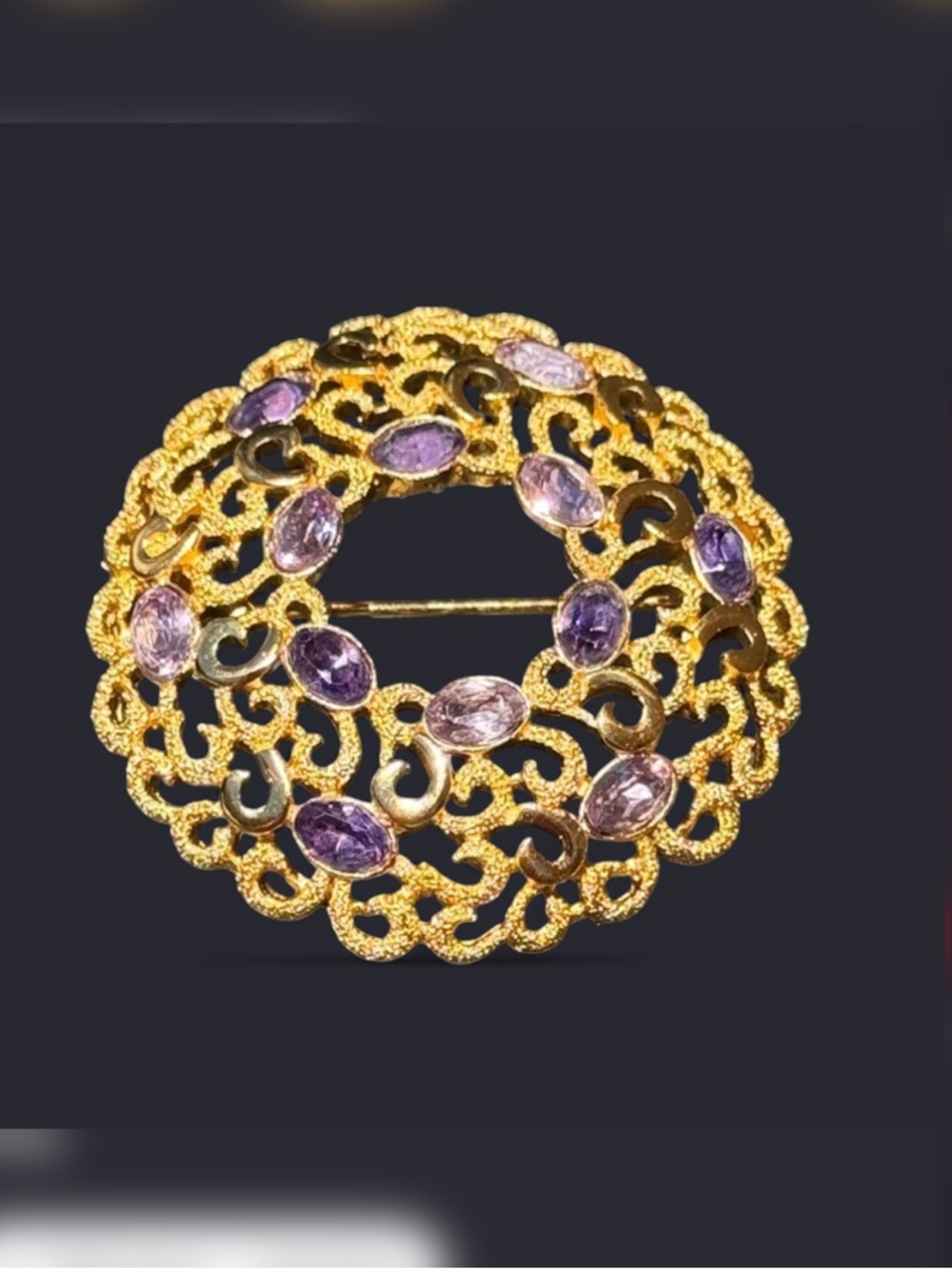 Crown trifari wreath brooch with lavender gemstones - Picture 3 of 5